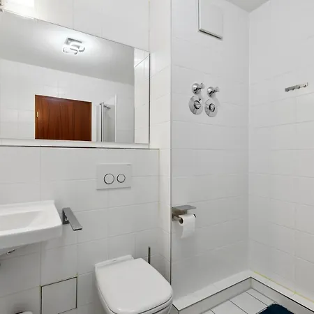 Eindrucksvolle Zwei-zimmer-wohnung Mit Balkon Und Grosser Kueche דירה