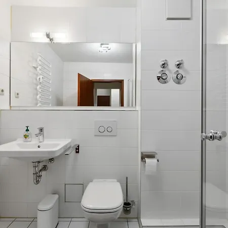 Eindrucksvolle Zwei-zimmer-wohnung Mit Balkon Und Grosser Kueche 莱比锡