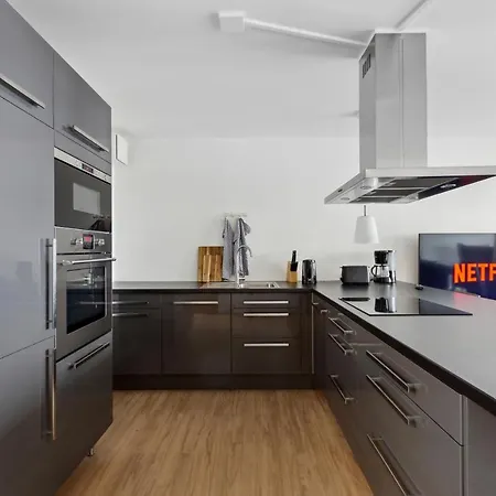 Eindrucksvolle Zwei-zimmer-wohnung Mit Balkon Und Grosser Kueche