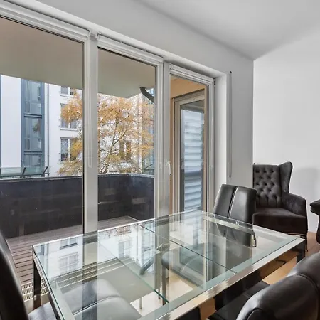 Eindrucksvolle Zwei-zimmer-wohnung Mit Balkon Und Grosser Kueche 公寓